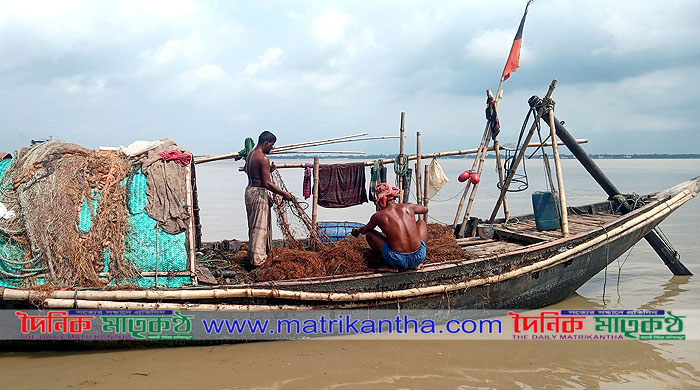 ইলিশ আহরণের নিষেধাজ্ঞা শুরু হচ্ছে আজ॥গোয়ালন্দে নদীতে নামার প্রস্তুতি নিচ্ছে এক শ্রেণীর জেলে 